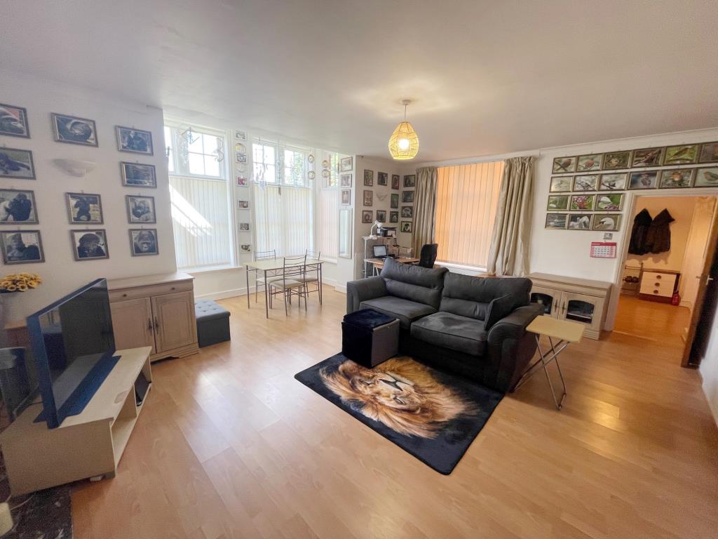 Lot: 164 - GROUND FLOOR FLAT WITH OWN ENTRANCE PLUS PARKING SPACE AT FRONT OF THE BUILDING - Living room